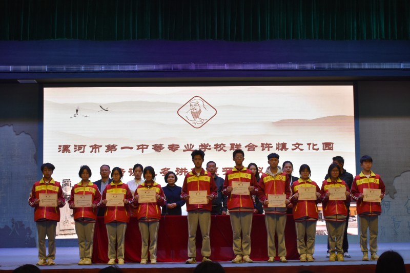 6参会领导为义务讲解员代表颁发聘任证书.jpg
